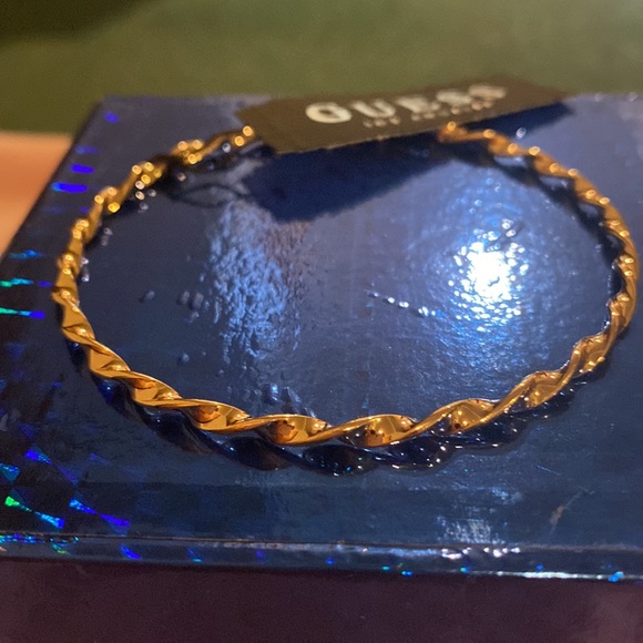 NWT Guess 7 gold tone bangle bracelet set.Brand new,never worn,stackable. - Picture 11 of 14